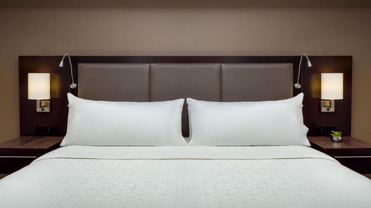 Holiday Inn And Suites Phoenix Airport North By Ihg Екстериор снимка