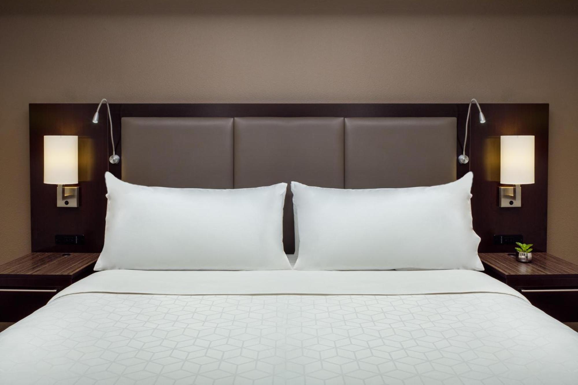 Holiday Inn And Suites Phoenix Airport North By Ihg Екстериор снимка